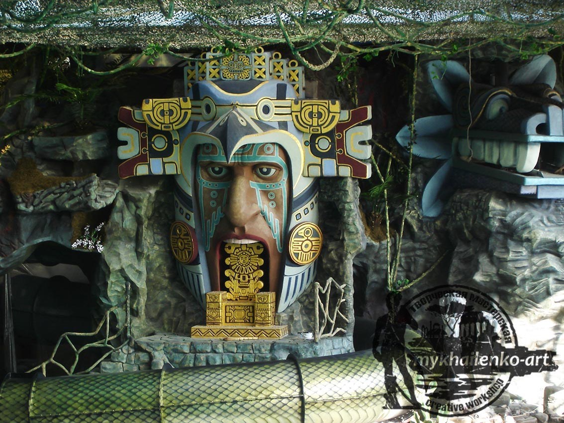 Гигантская маска инков с золотым троном